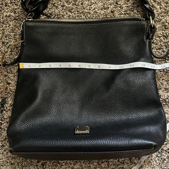 A black Dooney and Bourke ladies purse. - Picture 15 of 16